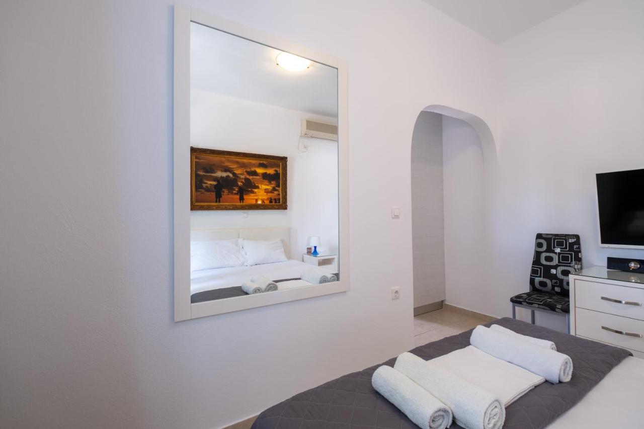 Adelphi Apartments Períssa Eksteriør bilde