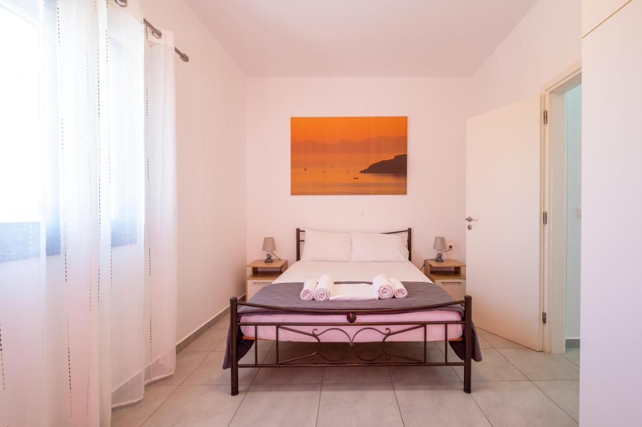 Adelphi Apartments Períssa Eksteriør bilde